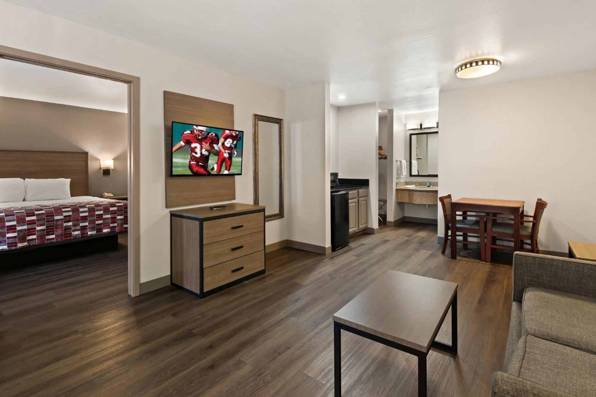 Red Roof Inn & Suites Irving - Dfw Airport South מראה חיצוני תמונה