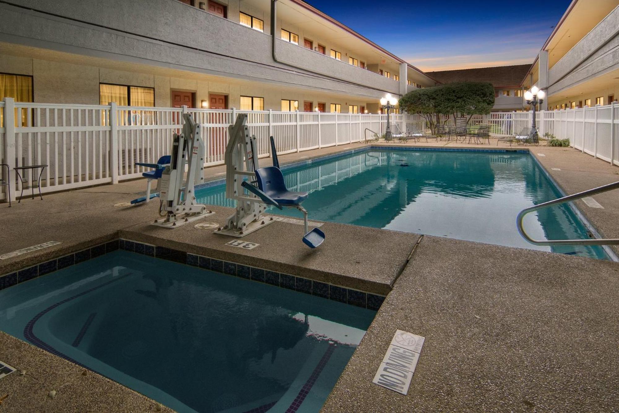 Red Roof Inn & Suites Irving - Dfw Airport South מראה חיצוני תמונה