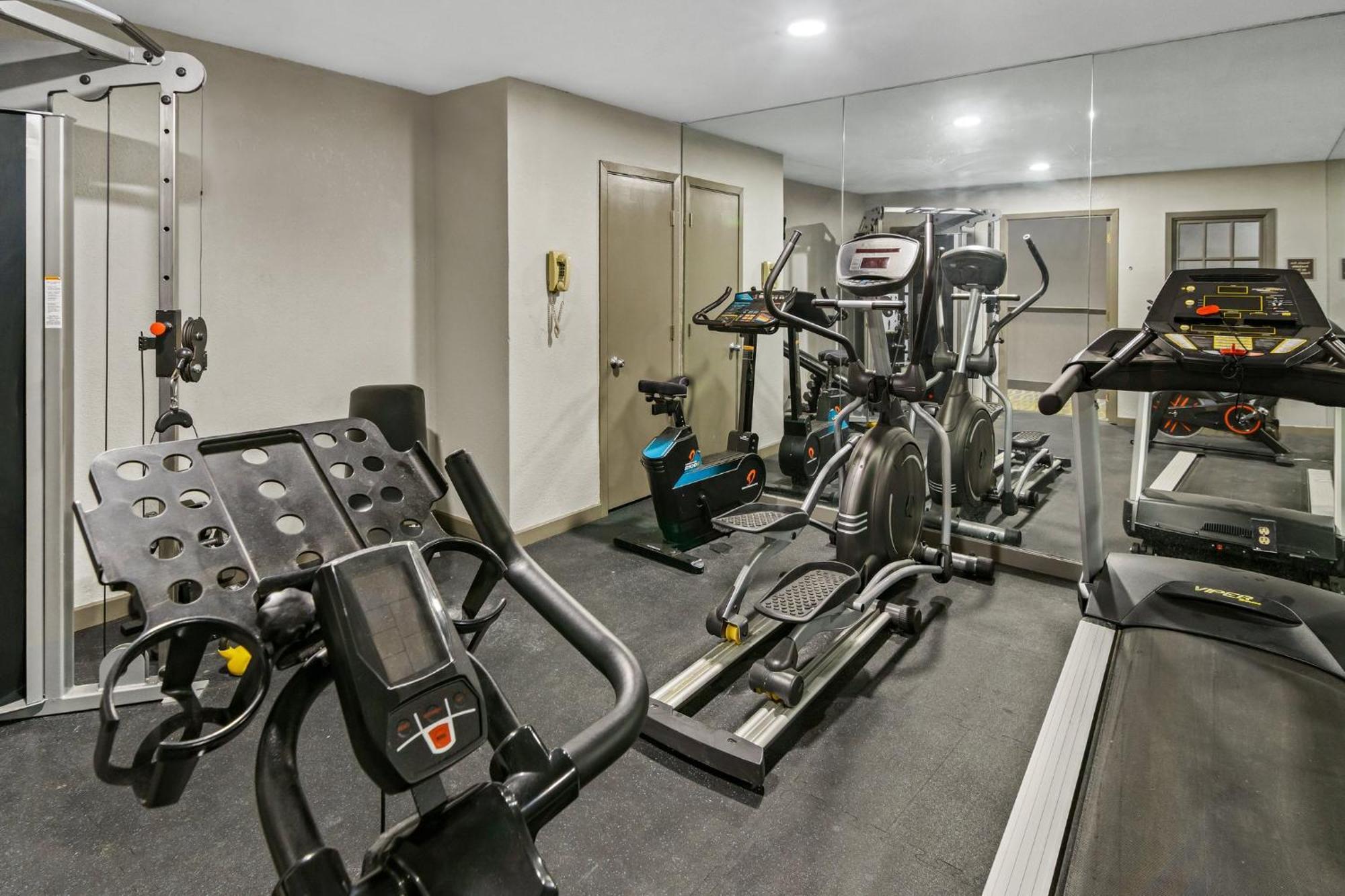 Red Roof Inn & Suites Irving - Dfw Airport South מראה חיצוני תמונה