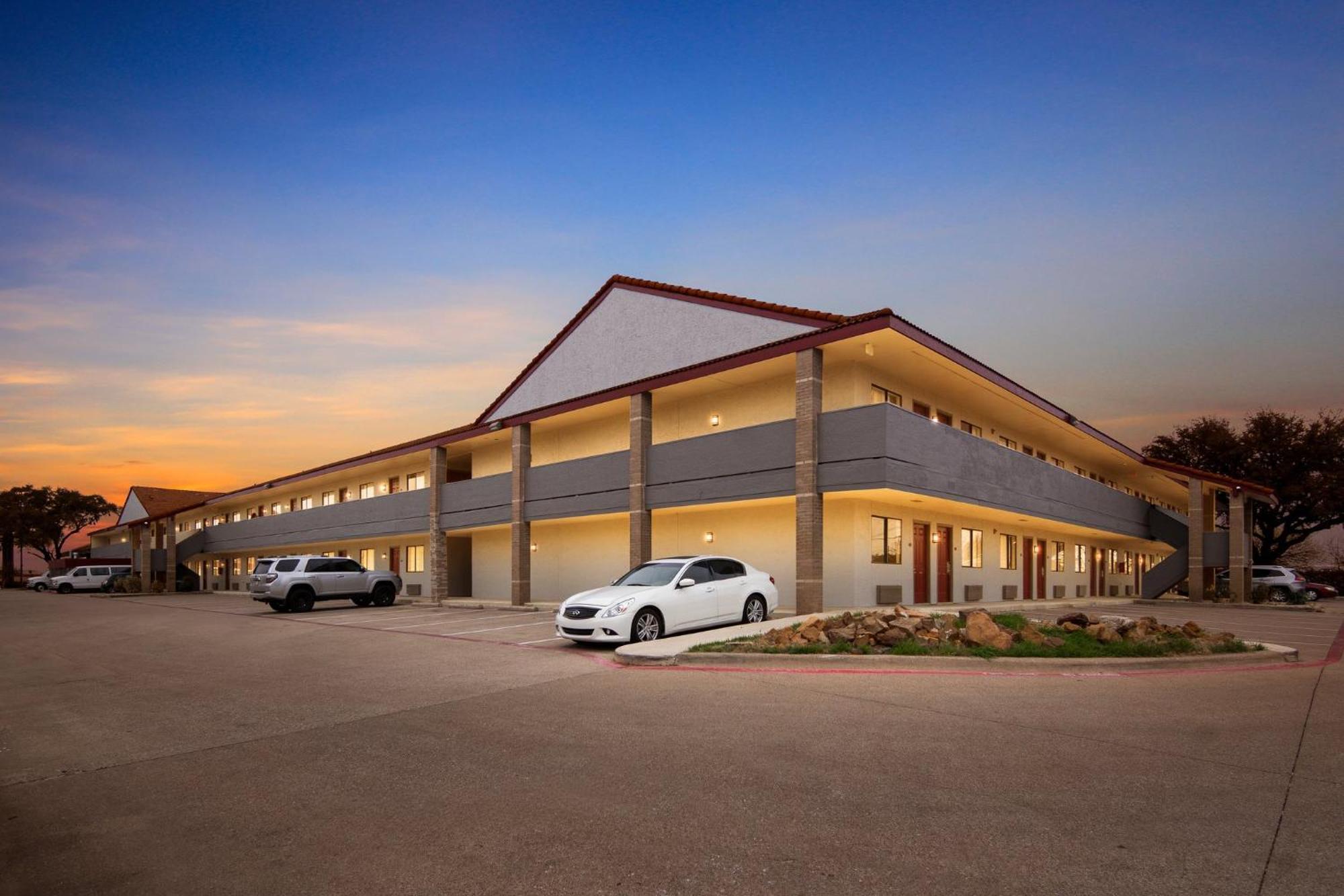 Red Roof Inn & Suites Irving - Dfw Airport South מראה חיצוני תמונה